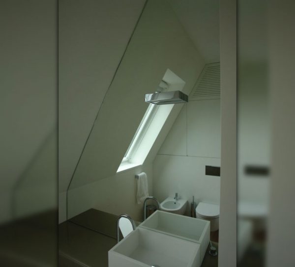 bad-spiegel-wandspiegel-modern-waschbecken-dachschraege