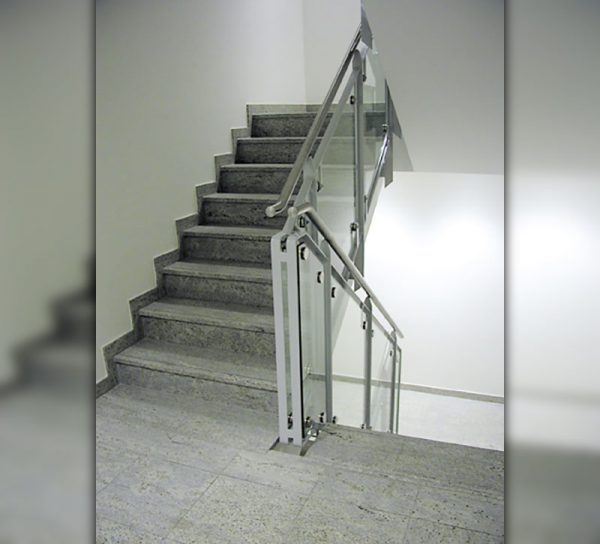 bruestung-glas-silber-treppe-klar